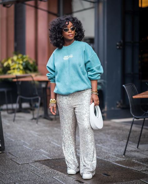 In her wear whatever makes her heart smile era ☺️💙 | Instagram Casual Lunch Date Outfit, Silver Jeans Outfit, Date Outfit Inspiration, Sequin Pants Outfit, Sequins Pants Outfit, Lunch Date Outfit, Pants Outfit Summer, Winter Wear Women, Date Outfit