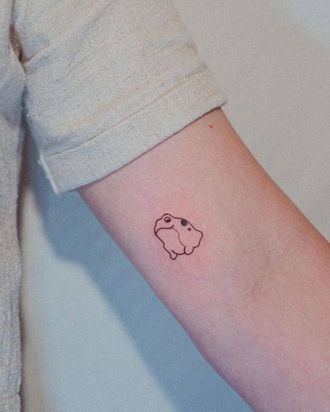 𝘽𝙤𝙣𝙜𝙠𝙚𝙚 on Instagram: “✨Tiny Jinro toad✨ . . . #jinro #toadtattoo #smalltattooideas #simpletattoos #cutetattoos #tinytattoos #ignorantstyletattoo #tttismasia…” Small Bee Tattoo, Tattoo Guide, Rib Tattoos For Women, Frog Tattoo, Elements Tattoo, Sick Tattoo, Frog Tattoos, Creepy Tattoos, Cute Little Tattoos