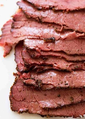 Slices of homemade pastrami Smoker Diy, Homemade Charcuterie, Deli Meat Recipes, Homemade Pastrami, Pastrami Recipe, Cured Meat Recipes, Smoker Ideas, Smoker Plans, Smoker Trailer