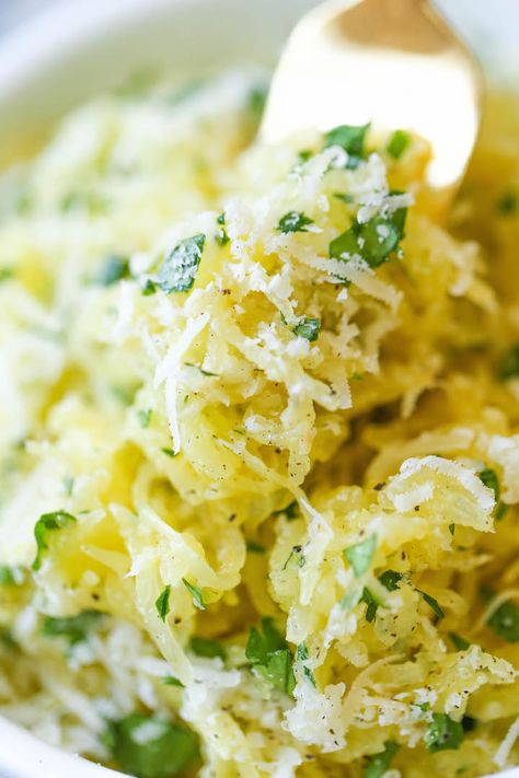 Garlic Parmesan Spaghetti, Garlic Parmesan Spaghetti Squash, Spaghetti Squash Spaghetti, Spaghetti Squash Recipes Easy, Squash Spaghetti, Roasted Spaghetti Squash, Parmesan Spaghetti, Courge Spaghetti, Spaghetti Squash Recipes