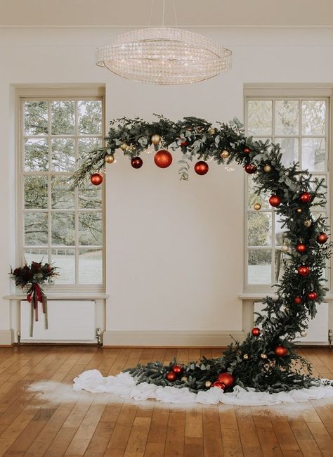 Wedding Backdrop Christmas, At Home Christmas Wedding, Unique Christmas Wedding Ideas, Wedding Christmas Wreath, Christmas Aisle Decorations, Winter Wedding Background, Christmas Time Engagement Party, Christmas Wedding Diy Ideas, Christmas Flowers Wedding