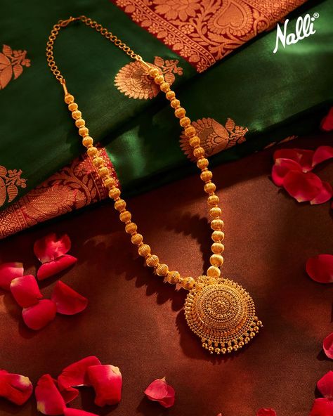 This royal design gold chakra pendant is crafted in 22-karat gold with intricately carved traditional designs in the chakra-shaped pendant and gold beads on the chain. Pair this set with a Banarasi silk saree, bangles, and Kamar bandh to finish the look. Saree Bangles, Kamar Bandh, Indian Gold Necklace Designs, Unique Gold Jewelry Designs, Gold Jewels Design, Neck Pieces Jewelry, Antique Necklaces Design, Gold Bangles For Women, New Gold Jewellery Designs