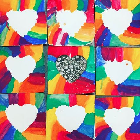 Cassie Stephens: In the Art Room: Kindergarten Hearts, a Follow Up! February Art Projects, Valentines Art Lessons, Heart Backgrounds, Heart Art Projects, Room Kindergarten, Kindergarten Valentines, Valentines Kids, Valentine Art Projects, Kindergarten Art Lessons