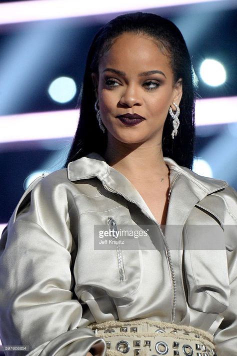 Holiday Hair: 3 Celeb-Inspired Styles Rihanna Awards, Combed Back Hair, Love On The Brain, Swept Back Hair, Rihanna Love, Slicked Back Ponytail, Rihanna Photos, Old Hairstyles, Kelly Osbourne