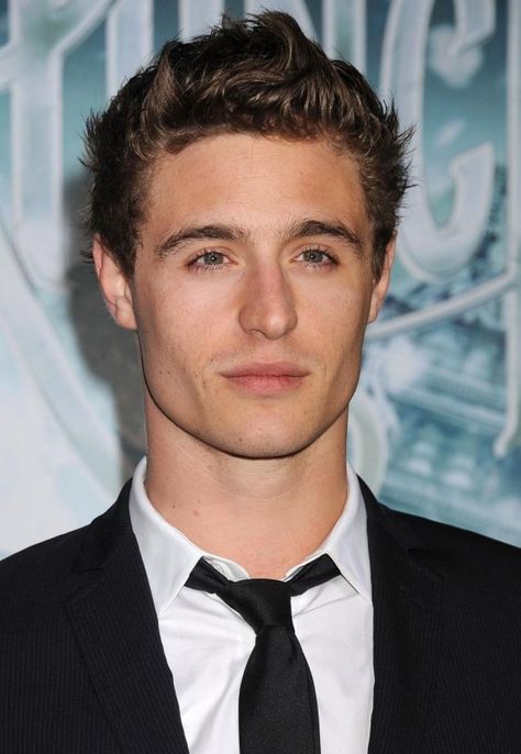 Max Irons - (October 17, 1985)  son of actor Jeremy Irons Max Iron, Max Irons, Maxon Schreave, Rpg Characters, Movie Premiere, Good Looking Men, American Actors, Actors & Actresses, Pretty People