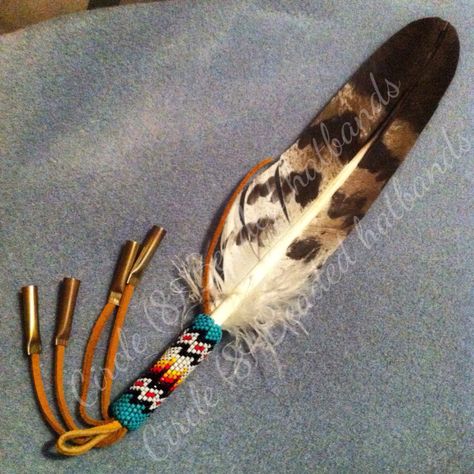 Imitation eagle beaded feather!! "Circle (8) Beadwork" Beaded Smudge Feather, Native American Feather Fan, Beaded Feathers Native American, Beaded Eagle Feathers, Beaded Feather Pattern, Native Feathers, Smudge Fans, Beaded Feathers, Feather Circle