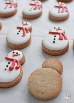 Skippy Peanut Butter Cookies, Jul Kaka, Penguin Cookies, Kue Macaroon, Mini Snowman, Butter Roll, Cutout Cookies, Frozen Cookies, Royal Icing Recipe