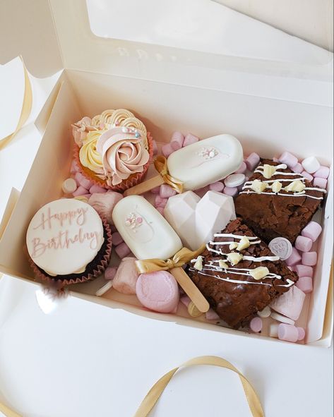 Valentine Cake Hampers Ideas, Cupcake Treat Box Ideas, Birthday Cookie Box Ideas, Sweet Treats Box Gift Ideas, Dessert Treat Boxes Ideas, Cake Box Gift Ideas, Birthday Dessert Box Ideas, Cake Pop Treat Boxes, Cake Treat Boxes Ideas