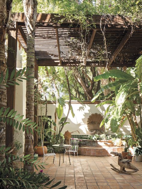 Outside Is In at This Garden-Centric Spanish Colonial Residence - Phoenix Home & Garden Spanish Colonial Landscaping, Spanish Colonial Courtyard, Spanish Courtyard House, Colonial Patio, Ashok Vatika, Spanish Colonial Interior Design, Colonial Landscaping, Mexican Courtyard, Colonial Interior Design