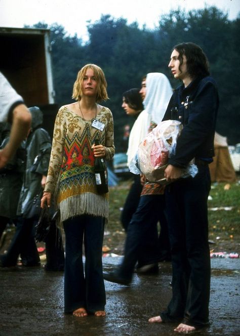 woodstock 1969 Woodstock Pictures, Woodstock Fashion, 1969 Woodstock, Woodstock Photos, Hippie Couple, Woodstock Hippies, Woodstock Music, Woodstock 1969, Moda Hippie