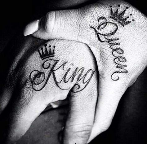 Hai Tattoo, King Queen Tattoo, Queen Tattoo Designs, Queen Crown Tattoo, Tattoo Main, Queen Tattoos, Him And Her Tattoos, Couple Tattoos Love, King And Queen Crowns