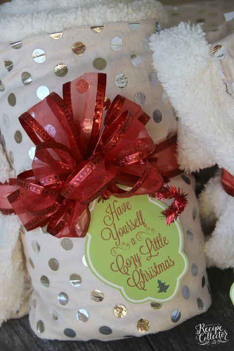 Cozy Little Christmas Tag and Blanket Gift Idea - Perfect gift idea for teachers, friends, and family. Two Christmas tag options FREE to print. Cozy Gift Ideas, Christmas Presents For Teachers, Diy Christmas Presents, Neighbor Christmas Gifts, Easy Diy Christmas Gifts, Diy Teacher Gifts, Navidad Diy, Neighbor Gifts, Cozy Gift