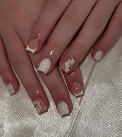 Short But Cute Acrylic Nails, Short Acrylic Nails With Acrylic Flower, Nails Ideas For Wedding Guest, Damas Nails For Quince, Fall Acrylic Short Nails, Pretty Natural Nails Ideas, Cute Acyrilics Nails, Short Nail Ideas For Halloween, Short Nails With Acrylic Flowers