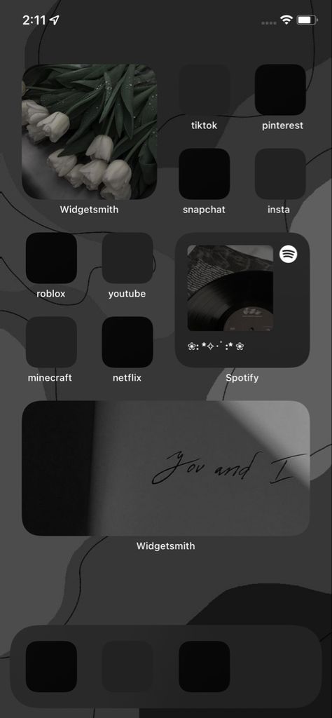 Black Home Screen Widget, Ios 17 Home Screen Layout, Custom Iphone Homescreen Black, Dark Theme Phone Ideas, Dark Phone Home Screen, Iphone Layout Homescreen Ideas Aesthetic Dark, I Phone Home Screen Aesthetic, Dark Aesthetic Iphone Home Screen Layout, Ios Theme Ideas Dark