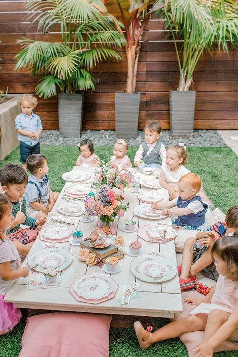 Kids Gardening Party, Outdoor Tea Parties, Kids Party Tables, Kids Tea Party, Kids Picnic Table, Backyard Birthday Parties, Fairy Garden Birthday Party, Picnic Birthday Party, Kids Picnic