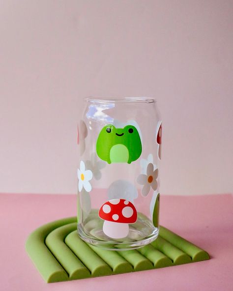 A cute glass for all your beverage needs. This glass is perfect for enjoying any iced drink! DETAILS: 16 oz. glass can Design made with UVDTF decal Lid and straw sold separately CARE INSTRUCTIONS: Recommended handwash only Do not scrub or soak design Not dishwasher or microwave safe For more information on shipping, please refer to the FAQs. No refunds or exchanges. If you have any questions about your order, please reach out via email at shop@madebyaprillynn.com Glass Painting Designs Easy, Cute Wine Glass Painting Ideas, Painted Glass Cups, Wine Glass Painting Ideas Easy, Glass Cup Painting Ideas, Glass Can Design, Jar Painting, Mushroom Frog, Glass Frog