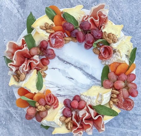 Charcuterie Wreath, Anti Pasta, Plateau Charcuterie, Charcuterie Ideas, Christmas Charcuterie, Decorações Com Comidas, Charcuterie Inspiration, Grazing Table, Party Food Platters