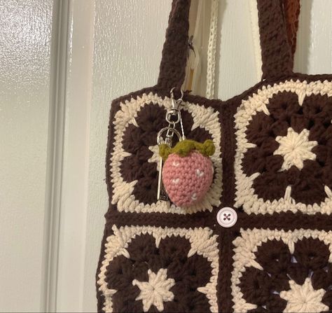 African Granny Square Bag, Crochet African Flower Granny Square, Granny Square Flower Bag, African Flower Crochet Bag, Granny Square Bag Ideas, Nature Granny Square, Crochet Flower Tote Bag, African Granny Square, African Flower Bag