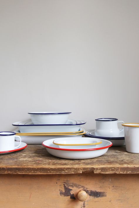 An oldie but a goodie. You can't really go wrong with enamel can you? These traditional hardwearing enamel plates, dishes, bowls and cups are strong yet light weight. Perfect for picnics in the garden and sunny camping trips ☀ Neoclassical Living Room, Dark Boho Bedroom, Enamel Plates, Cozy Boho Bedroom, Kids Wall Clock, Red Clock, Falcon Enamelware, Enamel Dishes, Enamel Cookware