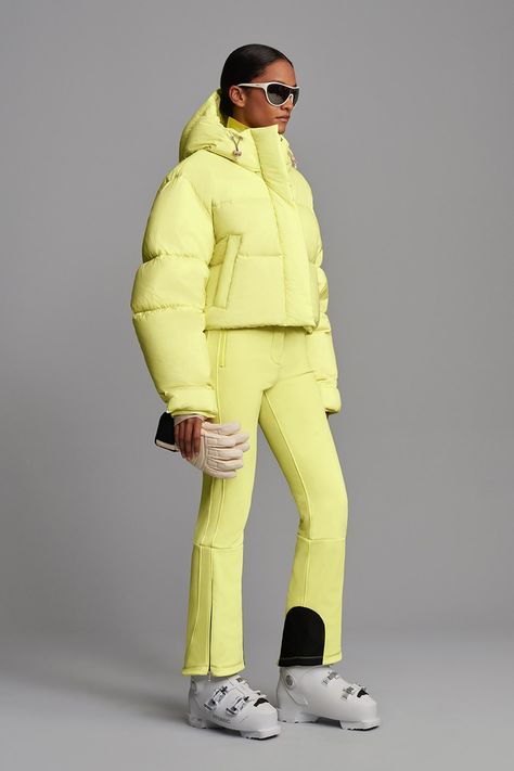 Complete look: Cordova skiwear Retro Ski Outfit, Ski Fashion Womens, Ski Fits, Retro Ski, Ski Outfit, Snow Outfit, Aomori, Ski Fashion, Skiing Outfit