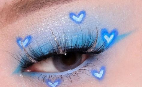 Blue Heart Makeup Look, Blue Makeup Inspo Aesthetic, Blue Graphic Eye Makeup, Colorful Make Up Ideas, Cute Blue Makeup Looks, Blue Concert Outfit Ideas, Blue Graphic Makeup, Blue Heart Makeup, Blue And White Eyeliner