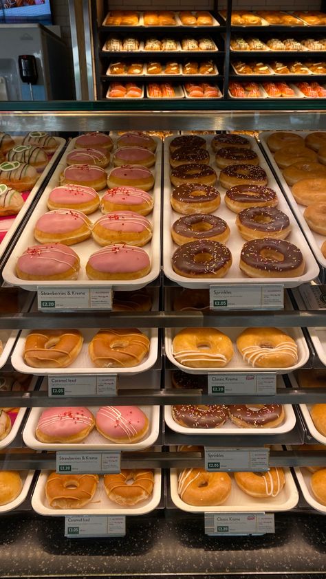 Krispy Kreme Instagram Story, Townie Aesthetic, Krispy Kreme Aesthetic, Krispy Kreme Donuts Recipe, Fall Donuts, Big Snacks, Donuts Donuts, Krispy Kreme Donuts, Krispy Kreme Doughnut