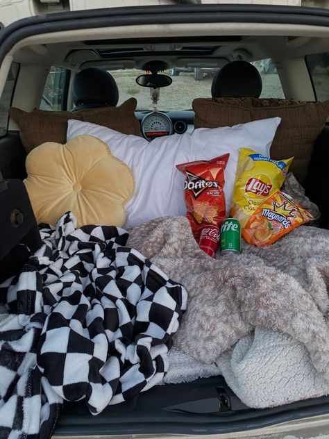 Trunk Movie Night, Drive In Theater Aesthetic, Drive In Movie Tips, Truck Bed Date, Backyard Movie Night Party, Theater Aesthetic, Movie Theater Aesthetic, Dream Dates, Drive In Movie Theater