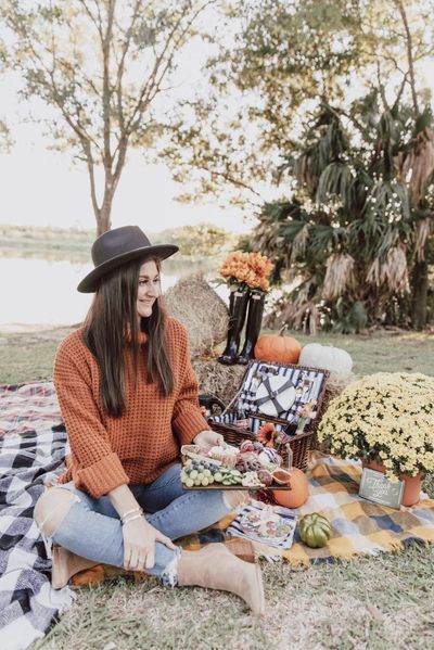 Picnic Outfit Fall, Fall Picnic Outfit, Date Night Ideas Fall, Picnic Date Outfits, Autumn Picnic, Picnic Setup, Night Picnic, Picnic Outfit, Fall Picnic