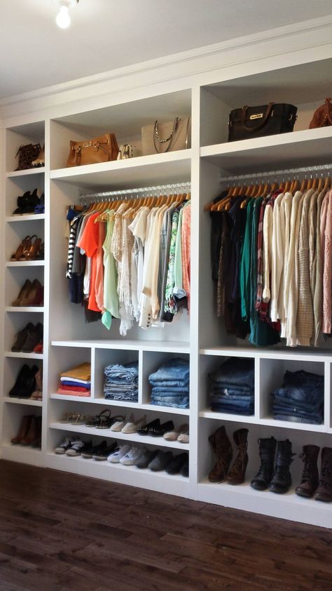 In LOVE with my new closet!!! :) Thanks to my amazing boyfriend. अलमारी डिजाइन, Dekorere Bad, Organized Closet, Dark Living Rooms, Closet Design Layout, Walk In Closet Design, Closet Renovation, Closet Layout, Diy Wardrobe