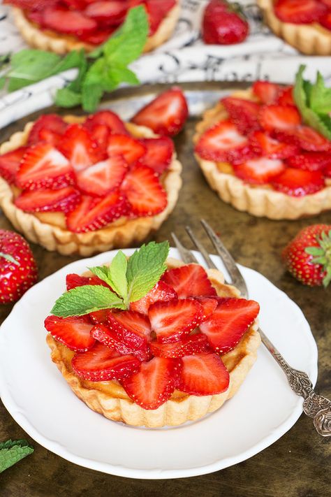 Celebrate summer with these full of flavor Strawberry Custard Tartlets! Lemon-y tart shells filled with creamy custard and topped with fresh strawberries and mint leaves! | yummyaddiction.com Custard Tartlets, Strawberry Tartlets, Strawberry Custard, Tart Crust Recipe, Strawberry Tarts, Strawberry Treats, Fruit Tart Recipe, Tart Dessert, Tart Shells