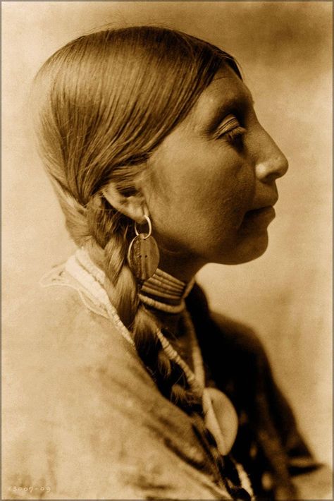 Native American Photography, Edward S Curtis, Edward Curtis, American Photo, Native American Photos, Native American Peoples, Indian Woman, Native American History, American Beauty