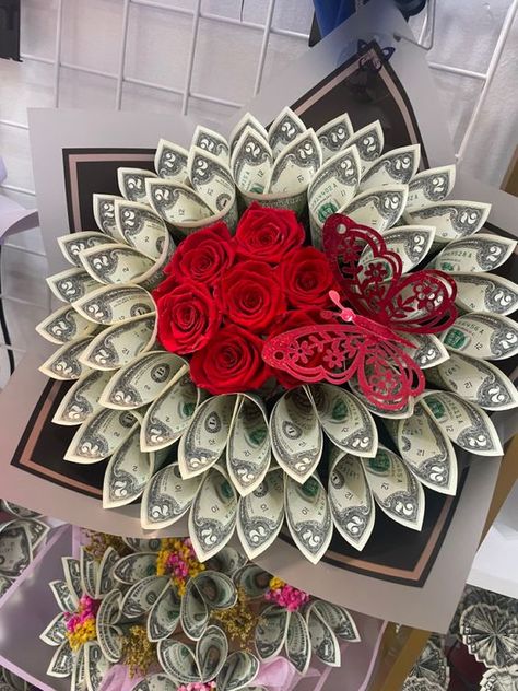 Money Flowers Bouquet. - Gist94 Surprise Gift Box Ideas Quinceanera, Graduation Money Bouquet, Money Rose Bouquet, Graduation Money Gifts, Luxury Bouquet, Money Rose, Flower Boquet, Diy Bouquet Wrap, Luxury Flower Bouquets