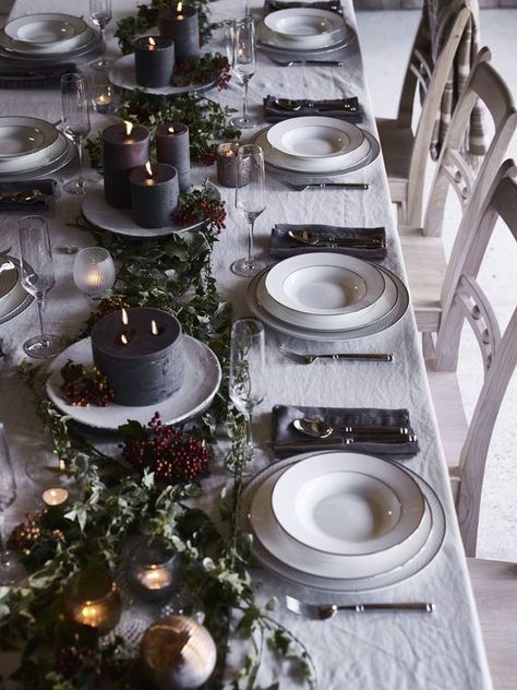 a chic dark tone winter tablescape with dark candles, greenery, berries, grey napkins and white porcelain Christmas Table Deco, Winter Table Decor, Winter Party Decorations, Xmas Table, Candles Dark, Christmas Dining Table, Christmas Dinner Table, Christmas Table Centerpieces, Dinner Table Setting