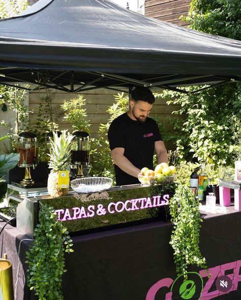 Un cocktail sous le soleil ☀️🍹 Quoi de mieux pour vos événements qu’un bar à tapas & cocktails aussi stylé que rafraîchissant ? 🌿✨ Laissez-nous apporter une touche fun et savoureuse à vos journées en plein air avec nos préparations maison, accompagnées de cette belle ambiance lumineuse en néon. #Cocktails #Tapas #BarAmbulant #SummerVibes #EventPlanner #Gozer #NeonArt #Greenery Plein Air, Tapas, Bar