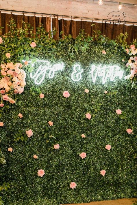 Wedding Selfie Wall Backdrop Ideas, Wedding Photo Booth Backdrop Flower Wall, Hedgewall Backdrop With Flowers, Photobooth Wall Wedding, Wedding Hedge Wall, Photo Backdrop Flowers, Photobooth Backdrop Wedding, Floral Photo Wall, Short Wedding Centerpieces