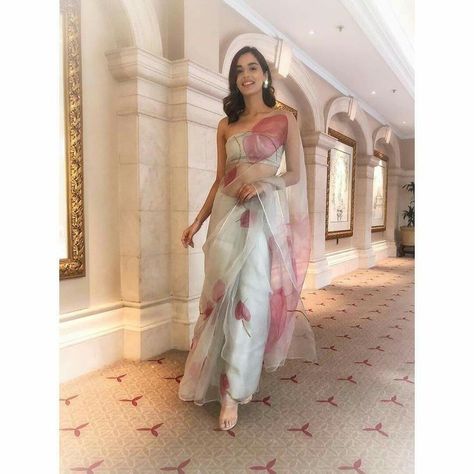 Manushi Chiller, Manushi Chillar, Saree Vintage, Manushi Chhillar, Saree Party Wear, Sarees For Girls, Printed Organza, Indian Sari Dress, Saree Floral