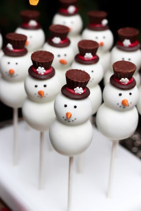 Snowman Cake Pops - Heavenly Cake Pops Christmas Cakepops Ideas Simple, Christmas Brownie Pops, Snowman Cake Pops Easy, Christmas Cakepops Ideas, Snowman Cake Balls, Hot Cocoa Cake Pops, Cake Ball Decorating Ideas, Salted Caramel Cake Pops, Elf Cake Pops