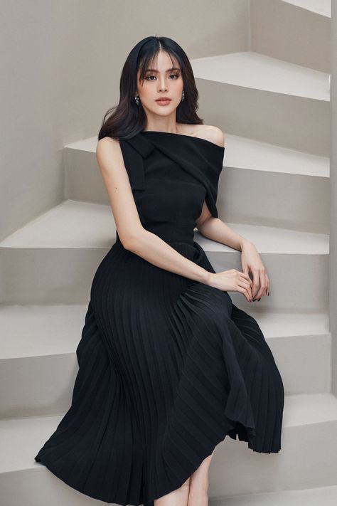 Wide Arm Dress, Elegant Dresses For Women Wedding, Bridesmaid Dress Black, Pakaian Feminin, Black Dress Outfits, Pleated Midi Dress, Classy Dress, Elegant Outfit, Black Midi Dress