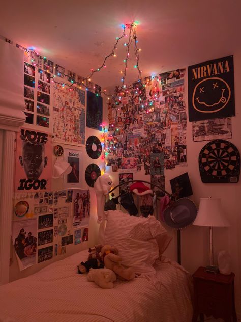 80's 90's Room Ideas, 80s 90s Room Ideas, 80s Bedroom Girl, Late 90s Bedroom, Indie Astethic Room, 1980s Room Decor, Room Decor Ideas Music Theme, 90s Theme Bedroom, 1980s Bedroom Aesthetic