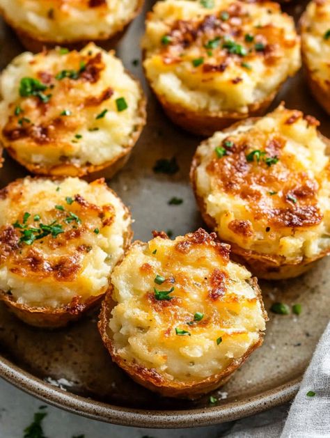 Garlic Parmesan Mashed Potato Cups - Taste Of Recipe Mashed Potato Appetizer, Mashed Potato Cups, Thanksgiving Potatoes Recipes, Potato Skins Appetizer, Garlic Parmesan Mashed Potatoes, Potato Cups, Mashed Potato Bites, Thanksgiving Potatoes, Parmesan Potato Stacks