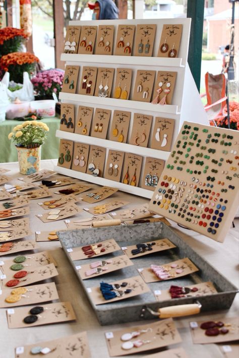 Diy Craft Displays, Jewelry Booth, Earring Displays, Craft Market Display, Craft Show Booth, Origami Earrings, Jewerly Displays, Fair Display, Craft Fairs Booth