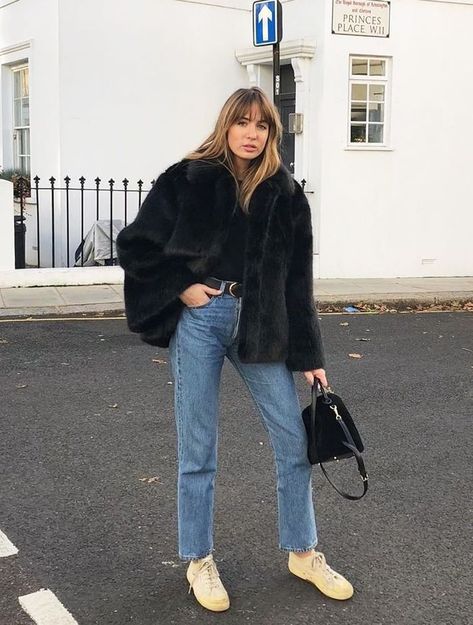 Levi's Ribcage Jeans: @shotfromthestreet in Levi's jeans Levis Ribcage Jeans Outfit, Levi Ribcage Jeans, Black Mom Jeans Outfit, Levi Jeans Outfit, Levis Ribcage Jeans, Lizzy Hadfield, Cute Outfits With Shorts, Levi's Ribcage, Ribcage Jeans