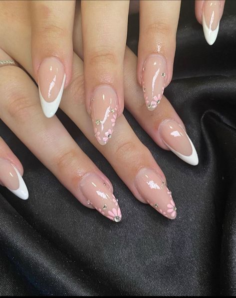 There's a new beauty trend taking over Instagram and it's absolutely stunning. Say hello to "quartz nails". Nail Inspo Almond Birthday, Coffin Nails Designs French Tip, Spring Nail Sets Almond, Nail Inspo Coffin Long, Pink French Tip Nails With Design, Pretty Nails Coffin, Quartz Nails, Beauty Hacks Nails, Retro Nails