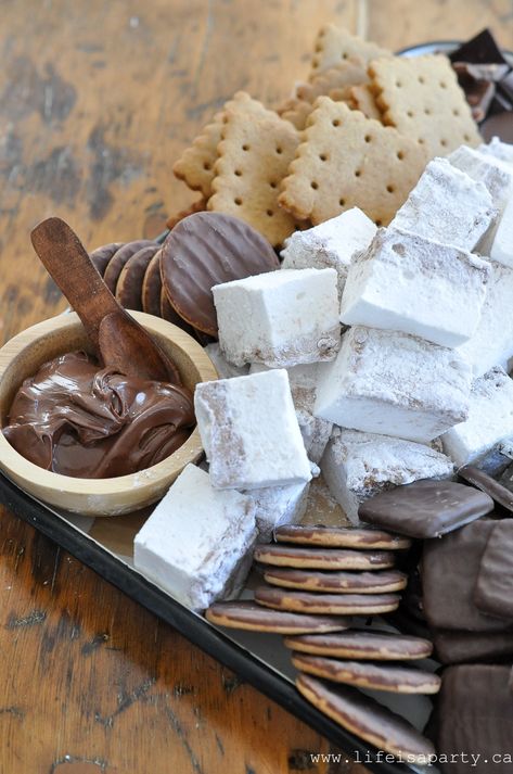 S'more Charcuterie Board: this s'more themed dessert board is perfect as a summer treat around a campfire, or for your camping themed party. Movie Night Charcuterie, Movie Night Charcuterie Board, French Toast Brunch, Campfire Meals, Board Presentation, Valentine Food, Chocolate Covered Graham Crackers, Smores Dessert, Catering Food Displays