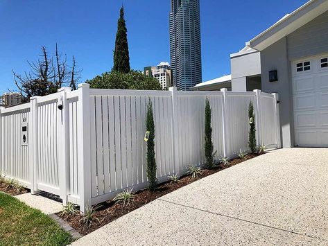 Backyard White Fence Ideas, Privacy Fence In Front Yard, Fenced Off Front Yard, White Fencing Front Yard, Houses With Privacy Fences, Privacy Fence Ideas White, Fences Ideas Front Yard, White Hamptons Fence, Privacy Fence Front Of House