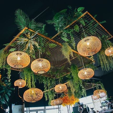 Butik Design, Hanging Plants Outdoor, Artificial Plants Decor, Plants Outdoor, Garden Cafe, Have Inspiration, Coffee Shop Design, Bar Design Restaurant, Outdoor Restaurant