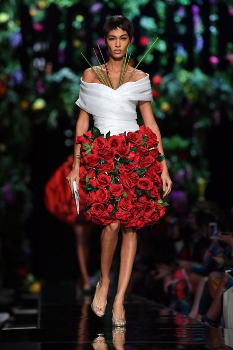 Gigi Hadid and Kaia Gerber Wore Nothing But A Bouquet of Flowers On The Moschino Runway - HarpersBAZAAR.com Moschino Runway, Spring Costume, Fashion Career, Spring Inspo, High Fashion Looks, A Bouquet Of Flowers, Fashion Forecasting, Board Inspiration, Fashion Design Dress