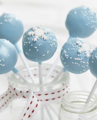 Winter Cake Pops, Christmas Cake Pops Recipe, Holiday Fruit Cake, Cake Pop Flavors, Holiday Cake Pop, Fun Cake Pops, Cake Pop Designs, Snowflake Cake, Cake Pop Decorating