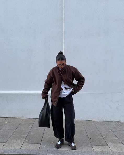 Nike trainers, nike air rift, barrel leg trousers how to style brown, basic outfit ideas, winter outfits #ootd #outfitinspo Nike Air Rift Outfit, Air Rift Outfit, Outfit Zapatillas, Basic Outfit Ideas, Nike Rift, Nike Air Rift, Outfit Ideas Winter, Trainers Nike, Nike Trainers