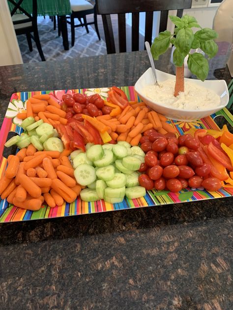 Veggie Tray with carrot/basil palm tree for tropical themed party Vegetable Tray Ideas, Bbq Party Ideas, Hawaiian Party Food, Luau Party Food, Luau Food, Gourmet Hot Dogs, Tropical Birthday Party, Aloha Party, Vegetable Tray